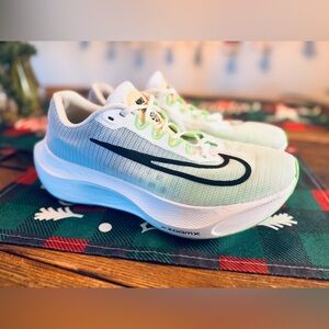 💥Nike ZOOM FLY 5 Running Shoes, size 11.5 white/black/green, Pre-owned